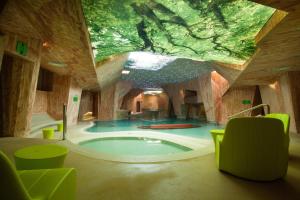 Viiking Spa Hotel في بارنو: غرفة كبيرة مع مسبح في وسط المبنى