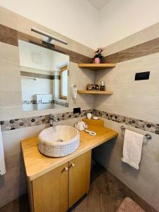 een badkamer met een wastafel en een spiegel bij Chalet Sunshine in Livigno +62 foto's