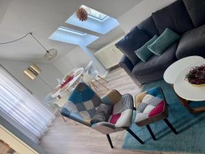 Ein Sitzbereich in der Unterkunft FEWO "Rabennest " Gemütliche Wohnung nahe Rabensteinklinikum - kein separates Schlafzimmer, Studiowohnung