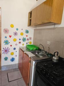 Una cocina o kitchenette en Monoambiente Centrico en Calle Pampa - Neuquén