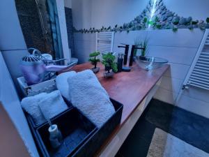 クルジュ・ナポカにあるApartament Luna Gruiaのバスルーム(木製カウンター、タオル付) +3枚の写真