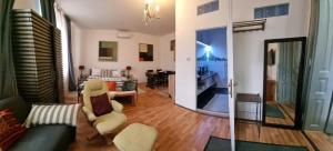 クルジュ・ナポカにあるApartament Luna Gruiaのソファのあるリビングルームとダイニングルーム