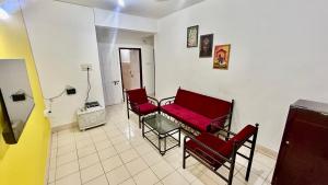 sala de estar con 2 sillas y sofá en Muffy’s Vacation Apartment, en Baga