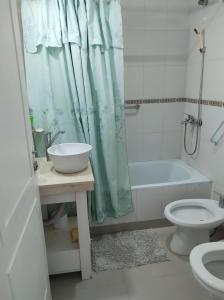y baño con lavabo, aseo y ducha. en MI DEPTO en Tandil