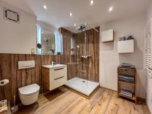 ein Bad mit einer Dusche, einem WC und einem Waschbecken in der Unterkunft 3-Raum City-Appartement Jena in Jena