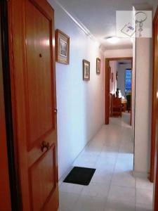 pasillo con puerta y sala de estar en Sea View Apartment, en Torrevieja