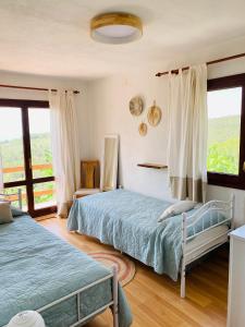 Säng eller sängar i ett rum på "Ca la calma" Cozy house in the mountains surrounded by forest