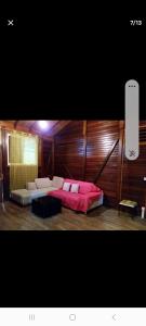 1 Schlafzimmer mit 2 Betten an einer Holzwand in der Unterkunft Maison de 2 chambres avec jardin clos et wifi a Petit Bourg in Petit-Bourg