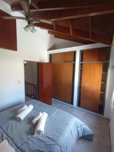1 dormitorio con 1 cama grande y 2 almohadas en Escala Ezeiza - Departamento amplio con cochera en Luis Guillón