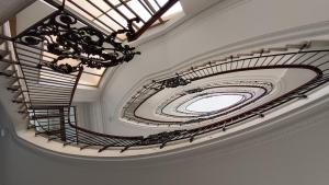 una escalera de caracol en un edificio con techo en Budapest Parlament Welcome Apartment, en Budapest