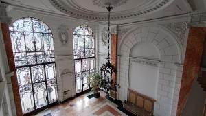 una habitación con grandes ventanales en un edificio en Budapest Parlament Welcome Apartment, en Budapest
