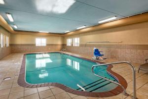 a large swimming pool in a hotel room at Best Western Plus Altoona Inn in Altoona