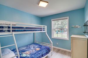 ガルフポートにあるGulfport Vacation Rental with Patio and Game Room!のベッドルーム1室(二段ベッド2台、窓付)が備わります。