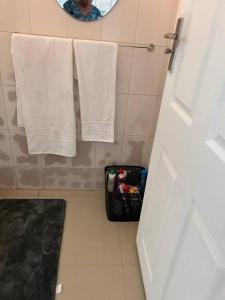 una persona que toma una foto de un baño con toallas en Four m luxury Apartment., en Kitwe