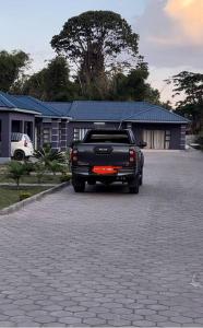 una camioneta negra estacionada en una entrada en Four m luxury Apartment., en Kitwe