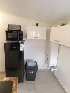 kuchnia z kuchenką mikrofalową na lodówce w obiekcie 29 Rue Mellaise, Appartement 3 pièces w mieście Niort