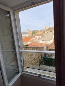 een raam met uitzicht op de stad bij 29 Rue Mellaise, Appartement 3 pièces in Niort