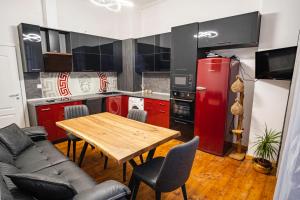 cocina con mesa de madera y nevera roja en GALLERY RUSE CENTER, en Ruse 12 fotos más