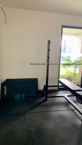Fitness centrum a/nebo fitness zařízení v ubytování Flat Caravelas Francês
