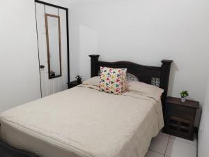 Gran Hotel Desamparados tesisinde bir odada yatak veya yataklar