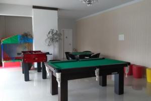 Habitación con 2 mesas de billar en una habitación con: en TOP 3 suítes NOVO em Capão, en Capão da Canoa