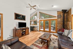 ein Wohnzimmer mit einem Sofa und einem TV in der Unterkunft Mill Creek Cabin - Dumont in Dumont