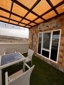 d'une terrasse avec 2 chaises, une table, une table et des chaises. dans l'établissement Bait Alsalam, à Sayq