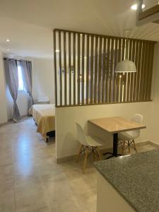 テルマス・デ・リオ・オンドにあるFlorenciaのベッドルーム1室(ベッド1台、テーブル、椅子付)