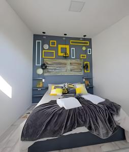 a bedroom with a bed with a blue and yellow wall at okeyloft Coyhaique 1 in Coihaique