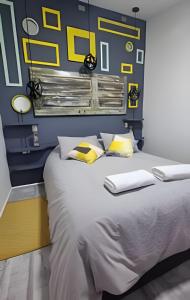 a bedroom with a large bed with yellow and white pillows at okeyloft Coyhaique 1 in Coihaique