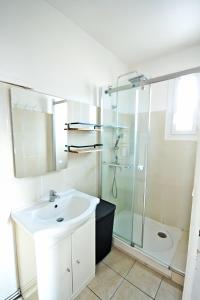 La salle de bains est pourvue d'un lavabo et d'une douche. dans l'établissement Appartement Centre Perpignan 3 pièces 70m2 Avec Climatisation, à Perpignan