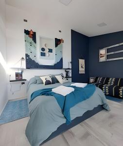 een slaapkamer met een groot bed met blauwe muren bij Okeyloft, Coyhaique 2 in Coihaique