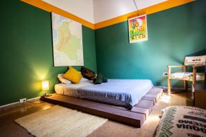 a bedroom with a bed in a green wall at Oasis en el corazón de Medellin, Laureles in Medellín