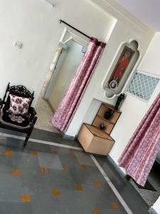 Posezení v ubytování Chandrajyoti Villa 2 Garden Facing.