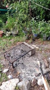 una rejilla metálica en un jardín con plantas en Casa Familiar 6 per con Vista Se RESERVA Con SEÑA UTE APARTE, en San Luis