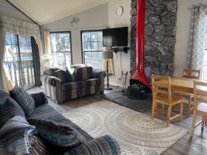 uma sala de estar com um sofá e uma lareira em Riverbend 8 - Full Property em Red River