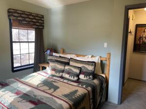 um quarto com uma cama e uma janela em Riverbend 8 - Full Property em Red River