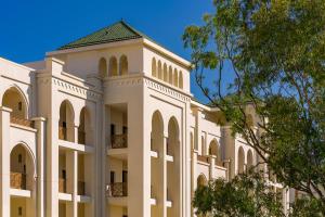 Fairmont Tazi Palace Tangier في طنجة: مبنى ابيض عليه برج
