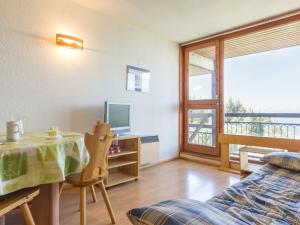 a living room with a table and a television at Studio Les Arcs 1800, 1 pièce, 5 personnes - FR-1-346-422 in Arc 1800