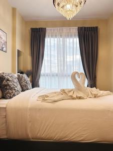 - une chambre avec un lit avec un cœur dans l'établissement Monte Rama 9 near JodFair Market, à Ban Na Song