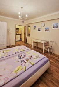 ein Schlafzimmer mit einem großen Bett mit Bananen drauf in der Unterkunft Veles Apartment in Prag