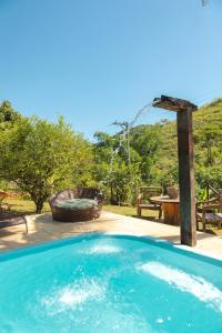 a swimming pool in a yard with a picnic table at Peniel do Sana Guest House in Sana