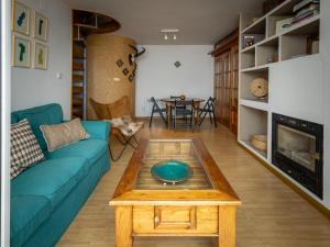 - un salon avec un canapé bleu et une table dans l'établissement Duplex Sierra Nevada - Montebajo - A pie de pista, à Sierra Nevada