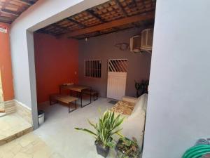 Apto com Varanda Próximo da Orla في مارابا: غرفة معيشة مع طاولة وغرفة طعام