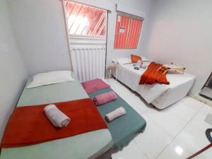 um quarto com duas camas e um sofá em Apto com Varanda Próximo da Orla em Marabá