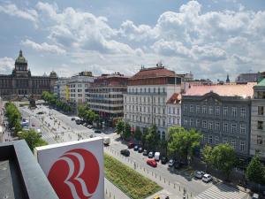 een uitzicht op een straat met auto's en gebouwen bij Ramada Prague City Centre in Praag