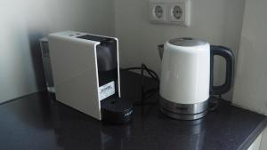 a coffee maker and a coffeemaker on a counter at Het Zwolse Huisje in Zwolle