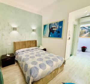 1 dormitorio con 1 cama y una pintura en la pared en Chroma Italy - Chroma Tessera, en Roma