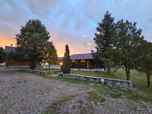 una casa con una entrada de grava delante de ella en Orino Livadi Mount Villa IV en Arachova