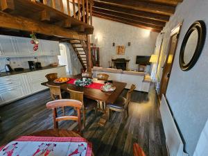 una cucina e una sala da pranzo con tavolo e sedie di Orino Livadi Mount Villa IV ad Aráchova